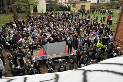 Beim Chaostag versammelten sich alle Schüler und Lehrer um die improvisierte Bühne im Pausenhof des Gymnasiums.