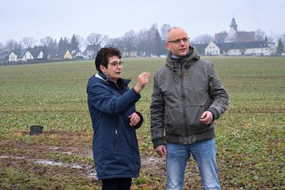 Christina Schuler und Ivo Partschefeld unterstützen die Pläne für das Gewerbegebiet, das auf dem Feld hinter ihnen entstehen soll.