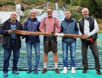 Roland Weißpflog, Konrad Winkler, Jens Anders, Joachim Wunderlich und Ulrich Wehling (von links) mit dem Ski, auf dem sich die ehemaligen Kombinierer verewigten. 