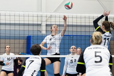 Lena Schlosser vom VSV Fortuna Göltzschtal (Mitte) beim Angriff, Schönecks Sina Degenkolb (rechts) versucht zu blocken.