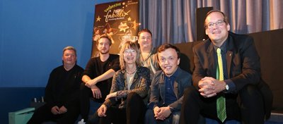 Im Gloria Filmpalast in Annaberg-Buchholz wurde am Samstag die Neuverfilmung des Märchens "Zwerg Nase" gezeigt. Zur Eröffnung der Märchenfilmtage, die noch bis Ende Oktober stattfinden, kam unter anderen "Zwerg Nase"- Hauptdarsteller Mick Morris Mehnert (2. v. r.). 