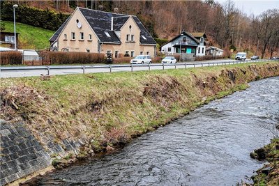 Am Ortseingang von Breitenbrunn aus Richtung Antonsthal führt die Staatsstraße direkt am Schwarzwasser entlang. Die hochwassergeschädigte Stützmauer muss hier noch auf einem langen Abschnitt erneuert werden. .