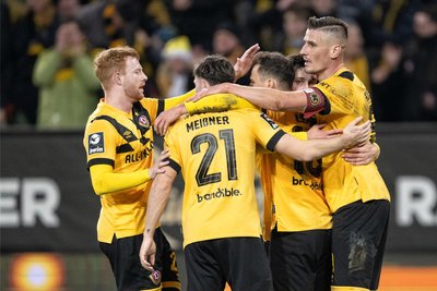 Dynamos Jakob Lemmer (3.v.l.) jubelt nach seinem Tor zum 1:0 gegen die SpVgg Unterhaching mit Paul Will (l-r), Robin Meißner, Jonathan Meier und Stefan Kutschke.