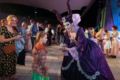 Martha Schönfelder holt sich nach der Vorstellung von Schneewittchens böser Stiefmutter „Endora“ beim Meet and Greet ein Autogramm. Die jüngsten Parktheaterbesucher hatten schon vor Beginn des Musicals viel Spaß an den Märchen-Stationen, die zum Mitmachen einluden.