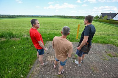 Die Anwohner Falk Hentzschel, Thomas Meißner und Sven Schreiber (von links, hier bei einem Treffen im Mai 2025) lehnen das Gewerbegebiet ab und haben eine Petition gegen das Vorhaben gestartet.