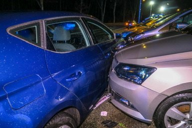 Der Wagen stieß gegen zwei Autos, die vor einem Autohaus geparkt waren.