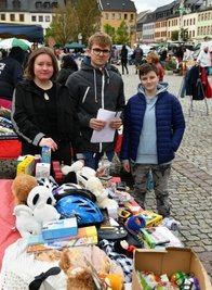Anna Eichler, Orlando Legolas Thanheiser und Nelly Haupt (v. l.) beim Flohmarkt. 