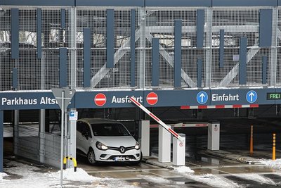 Seit knapp zwei Monaten ist das städtische Parkhaus an der Erlaer Straße in Schwarzenberg nutzbar. Wird im Kernbereich der Altstadt die Höchstparkdauer nun auf eine Stunde reduziert, rückt das Parkhaus stärker in den Fokus. 