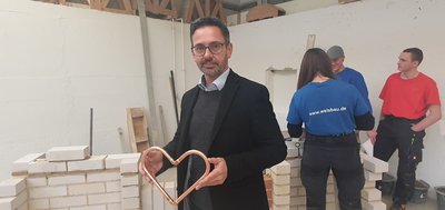 Der Falkensteiner Landtagsabgeordnete Sören Voigt nutzte die Mitmachangebote beim Tag der Bildung der Handwerkskammer. Er bastelte aus dünnem Kupferrohr ein "Herz für das Handwerk", wie er augenzwinkernd meinte.