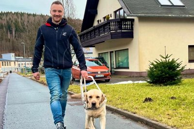 Hundetrainer Kevin Lohman unterwegs mit einem „Azubi".
