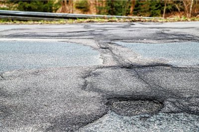 So sieht die Staatsstraße im Bereich der sogenannten Wehrkurve bei Breitenbrunn aus - aus Sicht der Unfallkommission des Landkreises übrigens ein Schwerpunkt. Der Fahrbahnzustand ist katastrophal.  