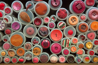Bunt und vielfältig geht es am Samstag beim ersten Kreativmarkt im Wechselburger Schützenhaus zu. Auch Genähtes wird zum Verkauf angeboten.