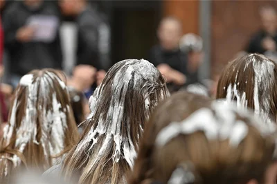 Auch das gehört zum Chaostag: Haare voller Haarspray und -schaum.
