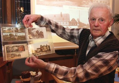 
              <p class="artikelinhalt">Helmut Weibrecht hat eine umfangreiche Postkartensammlung. </p>
            