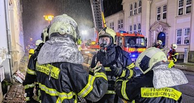 Rettungsaktion unter Atemmasken und in Schutzkleidung: Das ganze Treppenhaus stand unter Qualm.