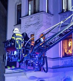Bis in acht Meter Höhe fuhr die Drehleiter zur Evakuierung.
