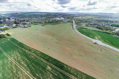 Auf rund 13 Hektar des Feldes nahe der Autobahnabfahrt Rottluff sollen sich Firmen ansiedeln können – wenn die Petition von Gegnern nicht für einen Abbruch der Planungen sorgt.