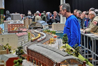 Ralf Enderlein vom Verein für Berlin-Brandenburgische Stadtbahngeschichte "Weinbergsweg" schaut, ob zwischen Alex und Hackescher Markt (vorn) alle Züge nach Plan rollen. 