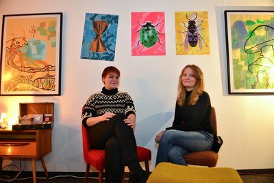 Auch die jungen Künstlerinnen Alina Henschel (l.) und Laura Anger haben schon in der Stadtgalerie in Frankenberg ausgestellt.