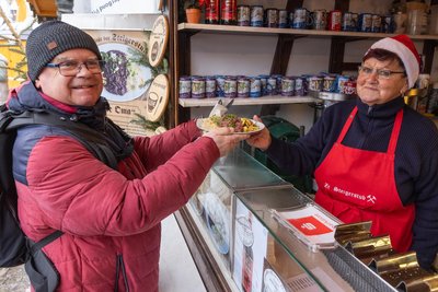 Franko Schmidt aus Chemnitz ließ sich bei seinem Besuch auf dem Annaberger Weihnachtsmarkt die „Tote Oma“ nicht entgehen. Serviert wurde sie ihm von Ursula Ebert.