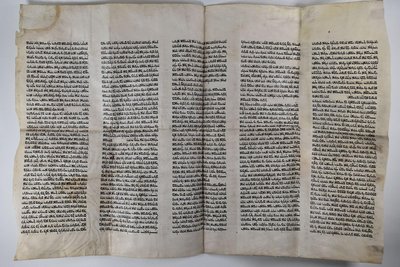 Fragment einer hebräischen Schrift, vermutlich Raubgut aus jüdischen Gemeinden in Osteuropa.