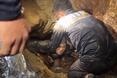 Um aus dem Berg zu kommen, mussten die tagelang eingeschlossenen Goldsucher viele enge Tunnel passieren.