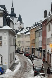 An der Oberen Schloßstraße einen Parkplatz zu finden, um schnell mal einen Einkauf oder eine Besorgung zu erledigen, ist oft Glückssache. Nun soll die Höchstparkdauer auch hier auf eine Stunde verkürzt werden. 