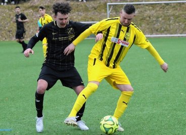 Schneebergs Marcel Schumann (r.) kann in dieser Szene den Ball gegen Konrad Edwin Schlegel vom SV Auerhammer zwar noch abschirmen. Eine bittere Pleite setzte es im Derby für seine Concordia dennoch. 