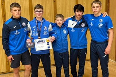 Dominik Gasser (2. von links) kehrte als einziger Werdauer mit einer Medaille aus Kladno zurück.