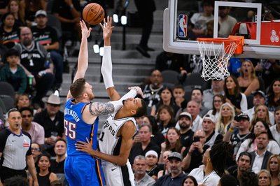 Isaiah Hartenstein (links) legte für Oklahoma in Spiel fünf gegen die San Antonio Spurs um Starspieler Victor Wembanyama 15 Rebounds auf.