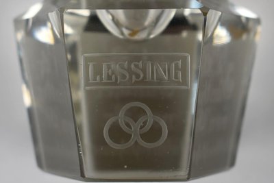 Der Fuß des Trinkglases der ehemaligen Greizer Freimaurerloge „Lessing zu den drei Ringen“.