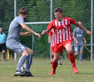 Wie schon im Hinspiel gab es für die Fußballer des FC Stollberg - hier Dominic Griesbach (r.) gegen Oberlungwitz' Michael Löffler - gegen den OSV nichts zu holen. Nach 90 Minuten stand es 0:3. 