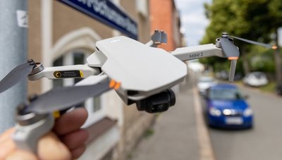In Ellefeld ist vergangene Woche ein Drohnenpilot festgestellt worden, gegen den nun die Polizei ermittelt (unser Symbolbild zeigt ein ähnliches Fluggerät). Es gibt den Verdacht der "unbefugten Herstellung und Übertragung von Bildaufnahmen" gegen den 40-Jährigen. 