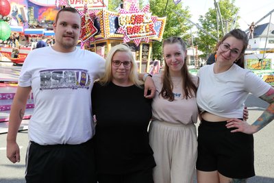 Martin Belke mit seiner Freundin Patricia Bauer und deren Schwestern Beatrice Maria und Jessica.