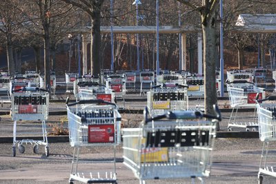 Unbekannte hatten in der Nacht zu Mittwoch hunderte Einkaufswagen auf dem Kaufland-Parkplatz verteilt.
