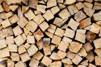 Objekt der Begierde für Kamin- und Ofenbesitzer: preiswertes gehacktes Holz. 