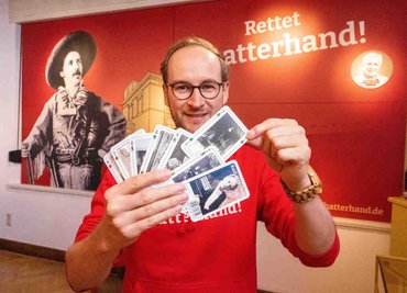 Kevin Sternitzke zeigt in der zum Radebeuler Karl-May-Museum gehörenden "Villa Bärenfett" ein Skatspiel mit historischen Fotografien des berühmten Abenteuerschriftstellers. 