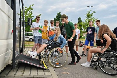 Die Schüler probierten, wie man mit einem Rollstuhl in einen Bus gelangen kann.
