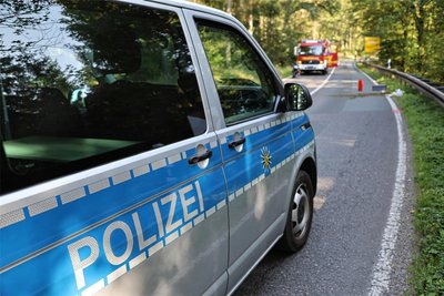 Ein Motorradfahrer kam mit seiner Suzuki nach rechts von der Straße ab und kollidierte mit der Leitplanke.