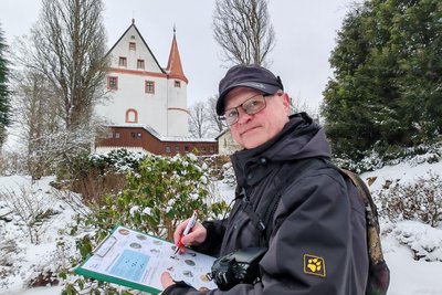 Hat nicht nur einen Vogel, sondern viele auf dem Zettel: Reporter Mario Ulbrich bei der Vogelzählung im Schlosspark Schlettau.