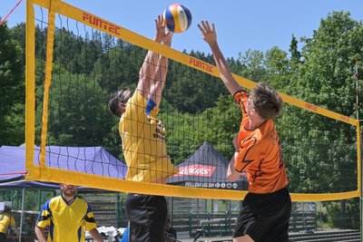Beachvolleyball in Bockau: Arne Schlegel (l.) von den Keglern liefert sich in dieser Szene mit Marvin Sauerbaum vom Team Rasenbiersport ein Duell am Netz.
