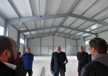 Landrat Matthias Damm (Mitte) schaute sich mit Vertretern des Landkreises und der Gemeinde Neuhausen jüngst die neue Halle am Freizeitkomplex in der Schwartenberggemeinde an. 