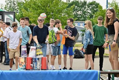 Im Zielwerfen, beeinträchtigt durch eine Simulationsbrille, konnten sich die Jugendlichen üben.