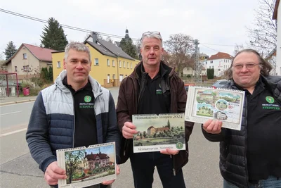 Die Mitglieder des Heimatvereins Patrick Günther, Detlev Schulze und Michael Kellner (v. l.) mit dem Kalender.