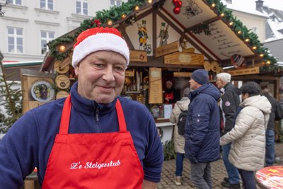 Jens Fiedler ist der Chef in der „Steigerstub“ auf dem Annaberger Weihnachtsmarkt. Bei ihm und seinem Team holen sich viele Besucher eine „Tote Oma“.