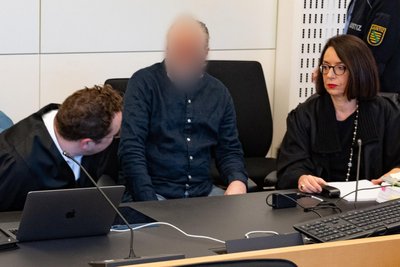 Der 77 Jahre alte Angeklagte mit seinen Anwälten Justin-Andreas Poel und Ines Kilian. Wusste er, was er tut?
