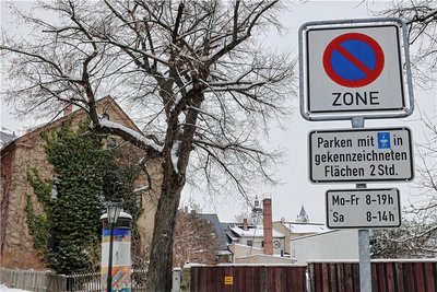 Auch diese Beschilderung an der Erlaer Straße eingangs der Altstadt wird geändert. Die Parkbeschränkungen gelten künftig montags bis freitags von 8 bis 20 Uhr, samstags von 8 bis 16 Uhr. 