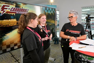 Das Team „Sauerländer Girls“ – Lina Claaßen (li.) und Kimberley Weijmans (Mitte) – im Interview mit Arnie Kröger.