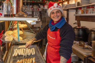 Beim Team der „Steigerstub“ – im Bild Beate Heuschkel – kommt der Spaß nicht zu kurz. Und natürlich gibt es auch Bratwurst.