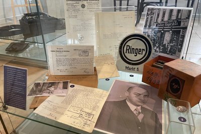 Vitrine zum Schicksal der Familie Ringer im Nationalsozialismus im Stadt- und Dampfmaschinenmuseum Werdau.